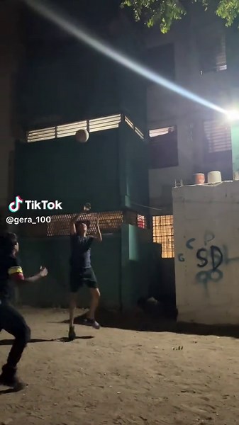 El deporte de jugar voleibol: diversión y estrategia