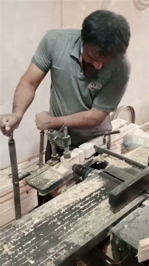 lakri ko sorkh lagna ka treqa✌ #carpentry #wood #woodwork #woodworking #machine carpenter