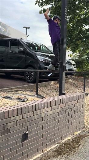 can't park there mate #inlineskating #rollerblading #skating #iqonbrand #shorts