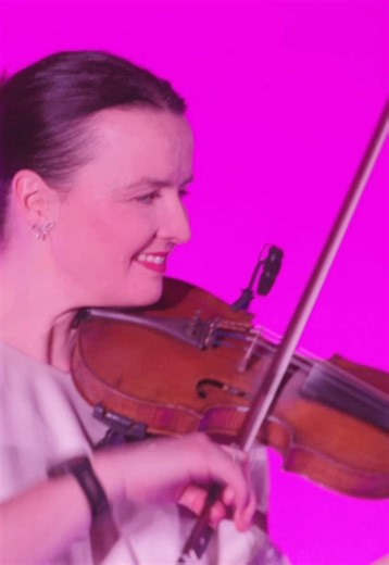 A happy Christmas Eve to you all! We hope Santa is good to you 🎄 Here's some music to fill your ears while the presents get wrapped... With just over three weeks to go till our brand new album INCENDO comes out, we thought we'd introduce you to a few of the tunes! Here's 'Tune for June', written by Blazin' Fiddles founder Bruce MacGregor for his wonderful Auntie June - a regular at our gigs, and a big supporter of the band over the years. Filmed live at Celtic Connections festival by Martin For