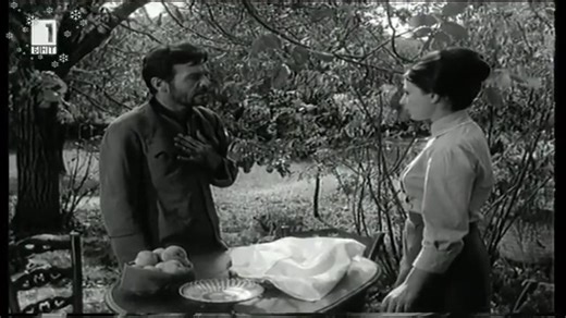 103 години от рождението на българския режисьор Въло Радев (1923 – 2001). Откъс от един от неговите най-популярни филми "Крадецът на праскови", 1964 г., по сценарий и режисура на Въло Радев. Оператор е Тодор Стоянов. Създаден е по едноименната повест на Емилиян Станев. Музиката във филма е композирана от Симеон Пиронков. Българско кино | Българско кино