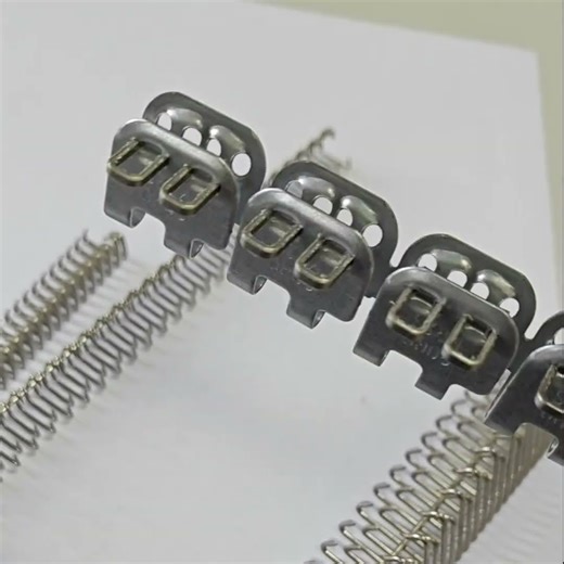 Steel buckle connection of conveyor belt
