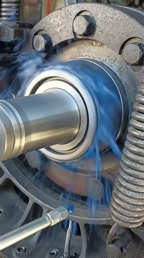 Spinning wheel bearing with squeaky sound