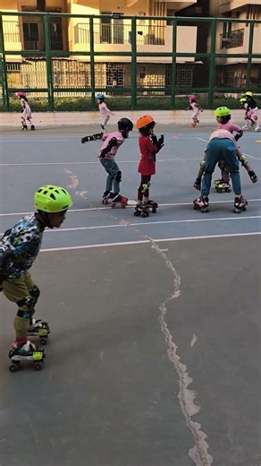 They teach skating while playing games. That's a nice approach.👍
