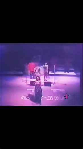 L’orchestre OK Jazz, dirigé par le légendaire Franco Luambo Makiadi, reste un pilier incontournable de la musique africaine. Véritable école de talents, OK Jazz n’était pas seulement un groupe, mais une institution culturelle qui a façonné l’identité musicale du Congo et inspiré tout un continent. Franco, surnommé le “Grand Maître”, avait ce génie rare de transformer les réalités sociales en mélodies profondes. À travers ses œuvres, il donnait une voix au peuple, dénonçant, conseillant et racont