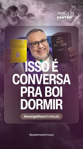 Padre Márlon Múcio, o Milagre Vivo on Instagram: "#EvangelhoEm1Minuto 💡 Isso é conversa pra boi dormir ✍️ Eu fico com a Santa Igreja 📆 25/12/25 📖 Lc 21,5-11 🙏 ORAÇÃO. Senhor, diante de tanto falatório sobre o que é certo ou errado, sobre os mais diversos assuntos, eu fico com o que diz a Santa Igreja. Mãe, roga por nós, para que não nos deixemos enganar sobre a salvação, nestes tempos tão difíceis. Ó Senhora dos pés ligeiros e dos passos apressados, passa à frente da nossa vida, abrindo pa