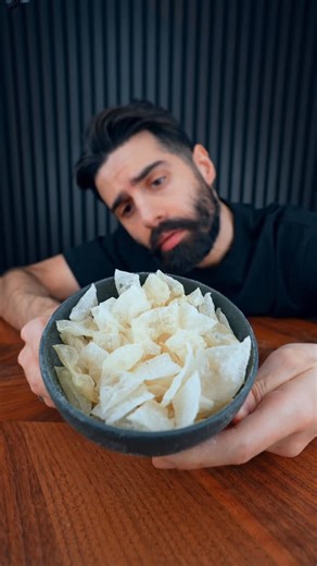 Simon Kafi on Instagram: "Hemmagjord Soucream & Onion Chips på 2 Ingredienser - 100kcal Per Portion 🤝 Recept per portion: Vatten 3 Ark Rispapper (Bakplåtspapper) 1/3 Påse Soucream & Onion Dippmix Airfryer 200 Grader 5min (lägg något tungt på bakplåtspappret i aifryer-korgen så den håller sig på plats i airfryern) Ugnen 200 Grader 10min Lycka till min vän, /Simon"