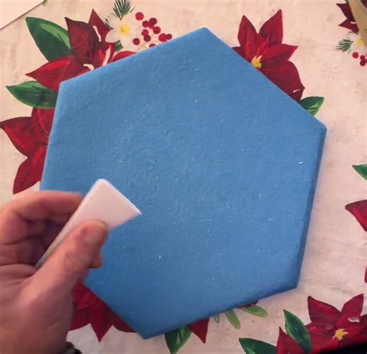 Making a snowflake every day until New Years. I can’t decide on my new year resolutions. Trying to lose weight is a constant so that’s not it. It’ll be something else like learning something new every day. I always wanted to learn piano and a language. Maybe I’ll go with that this coming year #enjoy #fyp #newyears #snowflake #craft