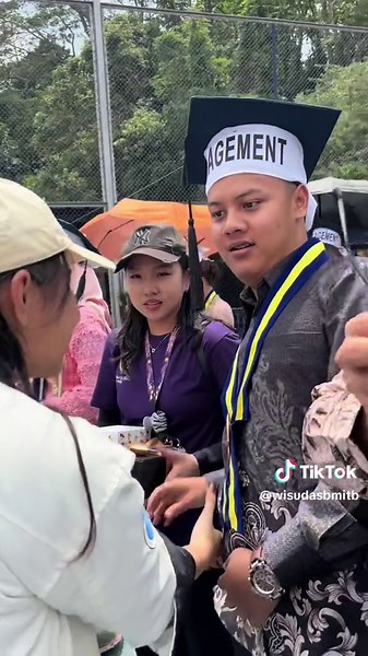 Dapping up with Sbm graduatess ✨🌙💫 #sbmitb #itb #wisokto2024