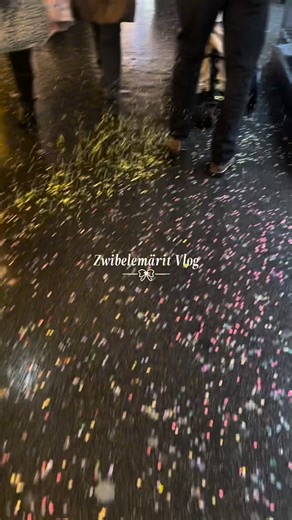 Jenny♡ on Instagram: "Was heit dir dieses Jahr für ne Adventskalender?🎄✨ #zwiebelmärit #bern #jennyscrazyworld #schweizerin #jennyscrazyworld #style #vlog"