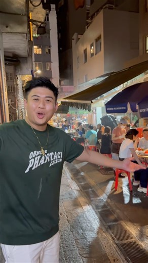 The original Wok Hei masters of Hong Kong... Dai pai dongs are authentic, open-air, no-frills eateries that you must add to your bucket list. They offer unique flavours and a nostalgic glimpse into traditional Hong Kong cuisine, just like yum cha or Chinese BBQ. These iconic food stalls typically use stir-frying techniques with a wok over a large flame. The menus offer a range of delicious and diverse dishes to satisfy anyone, impressive for one man with a wok! #DiscoverHongKong #HelloHongKong @