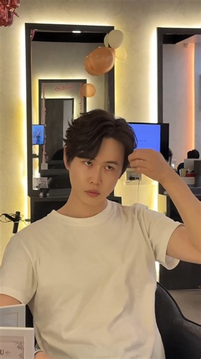 🎥 Thinking of adding more style and movement to your hair? Watch our stylist shares all about the Man Textured Perm — explaining how it works before starting, and revealing the final result after the service. 🔥 This perm adds natural waves, volume, and definition — giving your hair that effortlessly stylish, lived-in texture. 👉 Watch till the end to see the transformation — and book your appointment with us for a more polished look that lasts! vintagestudio.com.sg/appointment 📍 313 Somerset 