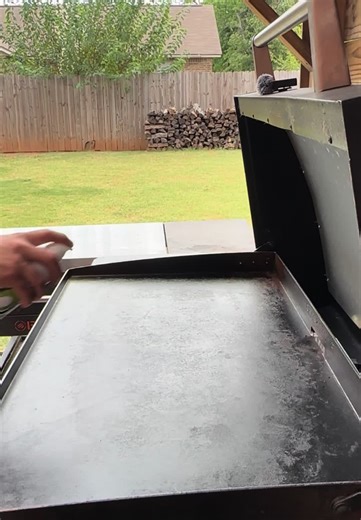 Buffalo chicken mini pizzas on the Blackstone are a GAME CHANGER 😋! Simple, delish, and perfect for weeknights or weekends with friends! 🍕👨‍🍳 Naan bread buffalo sauce cheese chicken ranch green onions = MIND BLOWN 🤯! Recipe? 😊 #buffalochicken #blackstonegriddle #minipizzas #weeknightdinner #foodie