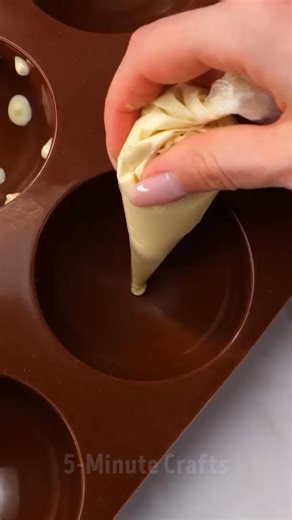 An easy chocolate decoration for your muffins🍄 | 5-Minute Crafts