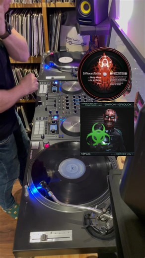 Techy rollers from the mid 2000s. Gridlok’s remix of Compound is a proper heater. DJ Trace with an unrated roller. 1. Compound (Gridlok Remix) – Ed Rush & Optical (2004) 2. In My Brain – DJ Trace & Tactile (2005) #drumandbass #edrushoptical #virusrecordings #neurofunk #vinyldj