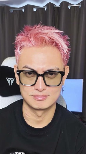 I think hes pressing the wrong notes . . . #guitar #guitarist #guitartabs #diewithasmile #shorts