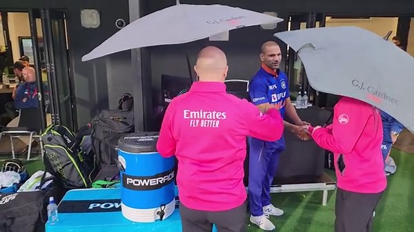 Handshakes 🤝 all around after the second ODI is called off due to rain 🌧️ Scorecard 👉 https://bit.ly/NZvIND-2NDODI #TeamIndia | #NZvIND | Indian Cricket Team