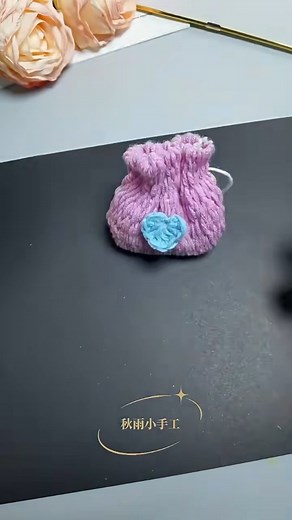 Experience the joy of making your own loom and weave a small bag yourself. It's fun and filled with a sense of achievement! #kindergartencrafts #labordaycrafts #parentchildcrafts #handmadediy #diy | The handy mind