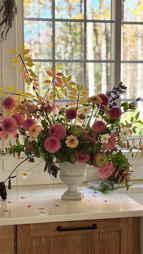 Playing with the last bits in the garden.. I’d say it’s time to rest now but it’s actually time to get back to work.. flipping beds, fall planting, tunnel building, dividing, composting, seeding, aaalll the bulbs.. but spring.. it’s all worth it 💕 | Peter Green Flower Farm