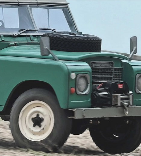 Land Rover Defender RC Adventure: CAMEL TROPHY Action