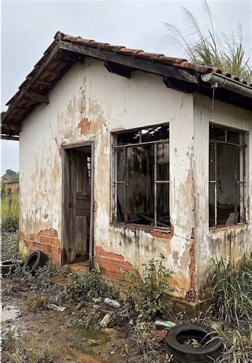 Uma casa pequena que estava abandonada por anos e hoje surpreende pelo resultado. 🏡 A obra começou pela limpeza do terreno, seguida pela recuperação do reboco, renovação do telhado e instalação de nova porta e janelas. Na etapa final, a fachada recebeu pintura em tom bege, uma escolha neutra e atemporal que valorizou ainda mais a casa. O piso no entorno da residência, o gramado no jardim e a renovação dos ambientes internos, com uma iluminação aconchegante, completaram a reforma e deixaram a ca