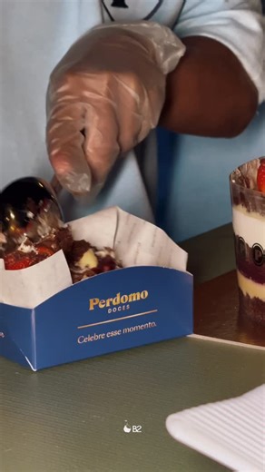 B2 Formaturas 🎓 on Instagram: "Doces à altura da noite! 😋 A Perdomo Doces trouxe ainda mais sabor para o Baile de Gala da FAMERV 17, com uma mesa de doces que fez parte da experiência e do clima especial desse evento."