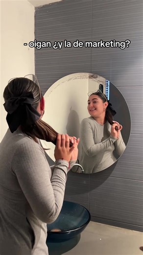 En realidad EL quiere ser el más lindo de la fiesta 🙃 #humor #fyp #parati #compañerosdetrabajo #agenciapublicidad