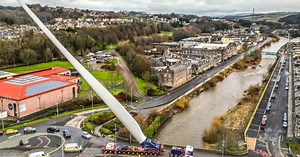 Take a look at how a huge wind turbine blade is being transported through the city (6 photos   1 video) » Nevsedoma