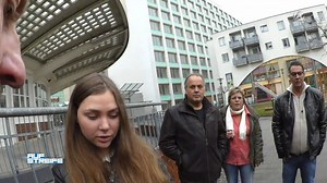 3.1M views · 19K reactions | Auf der Fußstreife entdecken die zwei Polizisten eine Frau, die vor einem Mann flüchtet... #watch #AufStreife | Auf Streife | Facebook