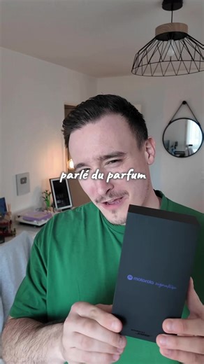 Motorola Signature : Le nouveau standard ultra-premium Le marché du smartphone vient de prendre un virage. Motorola lance le Signature, un appareil qui mise sur la finesse extrême et la durabilité réelle. Le design avant tout C'est le smartphone quad-incurvé le plus fin du marché avec seulement 6,99 mm d'épaisseur. Sa structure est en aluminium aéronautique avec des finitions en lin et twill pour un toucher textile unique. * Résistance : Certifié IP69 et aux normes militaires MIL-STD-810H, il ré