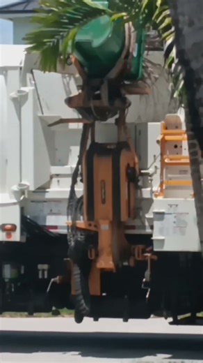 Labrie Automizer Sideloader Garbage Truck (61325)