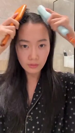 Magic retractable hair comb|| #darazfind#hometour #founditon #aesthetic #aesthetics #trendingreel #viralreel #reels #reel #trendingmusic #viraltiktok #trendingnow #instagood #homedecor #pakistanihomedecor #desihome #blogger #candles #nordicvase #pinterestinspired #interiordesign #interiordesigner #flowers #lamps #homedecor #interiordecor #interiorstyling #transformation #hometransformation #notrecommended