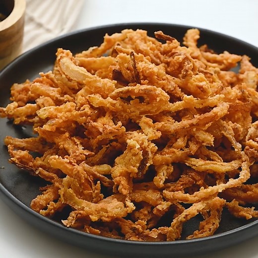 2.6M views · 16K reactions | These are so easy to make and taste incredible. You're going to want to put these on everything! 暈 RECIPE- https://therecipecritic.com/crispy-onion-strings/ | The Recipe Critic | Facebook