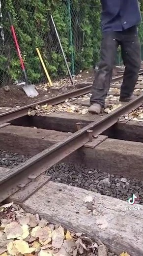 Hitting metal sound effect