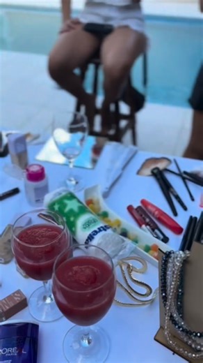 Carnavales de Hasenkamp on Instagram: "🤩 QUE NOCHE NOS ESPERA‼️ ✨ Por eso @farmaciaideall junto a @alepradofotografia @makeupbybrisas @catalina.mkp organizaron una tarde de #PreviaDelCarnaval ❤️MakeUp, tragos, risas y muuuuucho #Carnaval 🥳😉 ☺️Nos vemos esta noche? 🎫www.simplepass.com.ar"