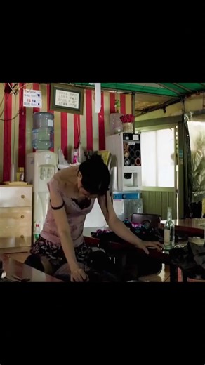 Kejadian di Aceh Tamiang. Detik detik menegangkan seorang pemuda terjebak banjir. Pihak keluarga menyampaikan rasa syukur atas keselamatan putranya serta berterima kasih kepada para kerabat dan masyarakat yang telah memberikan bantuan. Mereka juga berharap doa yang sama mengalir untuk masyarakat di Aceh yang masih terdampak banjir. [🎥: Desna Afdian] #evakuasi #banjirbandang #aceh