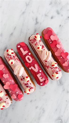 Choux Eclairs - Pastelería on Instagram: "❣️LOVE is in the air❣️ Valentine’s Day ❤️ San Valentín ‼️SÓLO POR ENCARGO - stock limitado! ✨ Consultas y pedidos por Whatsapp ✨ . . eclairs éclair éclairs eclair pateachoux valentines bemyvalentine #love valentinesgift chocolate #valentinesday myvalentine valentinestreats sanvalentin sanvalentín diadelosenamorados 14defebrero giftbox giftforher giftforhim #amor #heart #love diadelamor sendlove chocolate chocolat foryou"