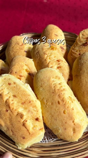 Chipa 3 Quesos: la preferida de todos. 🤍🇵🇾Crocante por fuera, suave por dentro y con ese sabor irresistible que solo una buena chipa recién salida del horno puede tener. ¡Te aseguro que una sola no va a alcanzar! 😍 Ingredientes: 🥚 3 huevos 🧈 2 cucharadas de grasa o manteca (30 g) 🌽 300 g de almidón de mandioca Mickey 🧀 250 g de quesos (mi combinación favorita): • 80 g de Queso Paraguay o cuartirolo • 50 g de queso parmesano o sardo rallado • 120 g de muzzarella o cualquier queso cremoso 