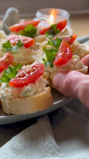 Pórková pomazánka Suroviny: 🥬300 g lučiny 🥬90 ml majonézy 🥬40 g strouhaného sýru 🥬1/2 menšího pórku 🥬 sůl a pepř Skvělá pomazánka na jednohubky ❤️ #pomazanka #porkova #pomazankazluciny #lucina #porkovapomazanka #jednohubky #pomazankanachlebicky #recept #recepty #jednoducherecepty #easyrecipe #foodporn #svacina #obed #vecere #recipe #viral #fyp #foryou #foryoupage #yummy #rychlovka #vareni #ondrovahudebnikucharka | Ondra Zahaluk
