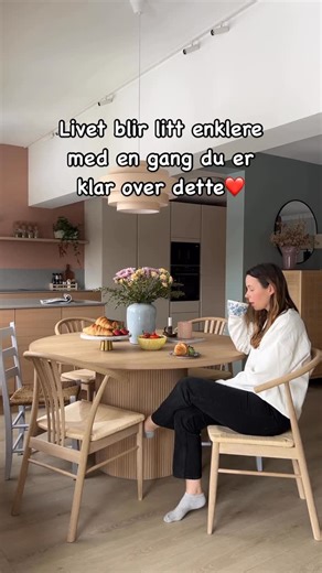Monica Kjellemo | Helhetlig Helse og Hverdagsglede on Instagram: "Jeg skal være ærlig: Jeg har brukt altfor mye energi på å bry meg om hva andre mener om meg. Jeg skulle ønske jeg var en av de som bare kunne “gi faen”, men sannheten er at jeg har brukt altfor mye tid på å gruble over hva folk tenker om meg, jeg kan analysere blikk og meldinger, og til og med gå over samtaler igjen og igjen for å finne ut om jeg har sagt noe feil. Jeg har hatt en (kronisk?) trang til å ville bli likt av alle😮‍💨