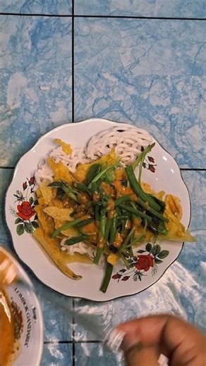 19. Javanese vegetable salad with crackers and peanut sauce / kerupuk pecel #shortsfeed #cook #food