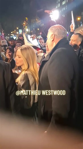 Amanda Seyfried insiste pour faire un Autographe & Un Selfie avec un Fan 😍🥰😍 #amandaseyfried #2026 #mammamia #paris #blonde