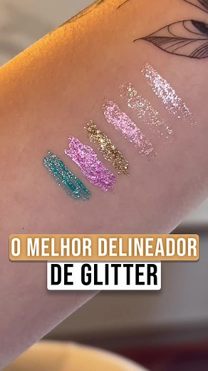 Quer dar um toque de brilho e glamour na sua maquiagem? Então aposte nos delineadores Glitter Shine da Ruby Rose! Com cores vibrantes e brilho intenso, eles vão deixar seus olhos ainda mais deslumbrantes. Além disso, possuem uma fórmula de longa duração e são fáceis de aplicar. Na nossa loja, você encontra diversas opções de cores para você escolher e arrasar em qualquer ocasião! Ref: 3749 a 3754 #delineador #delineadorglitter #glitter #maquiagemcomglitter #rubyrose
