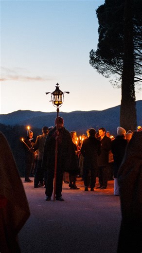 R E S C H I O - Estate, Hotel & Houses on Instagram: "A Christmas tradition we cherish is the candle-lit procession. On Christmas Eve, house owners, hotel guests and friends of the estate gather at the Teatro Equestre and, accompanied by our procession band, make their way to the Castle, where a sung Christmas Mass is celebrated inside the Bolza Chapel. The procession is solemn yet deeply beautiful, a powerful moment shared in the winter night, followed by a drink and the sound of carols around