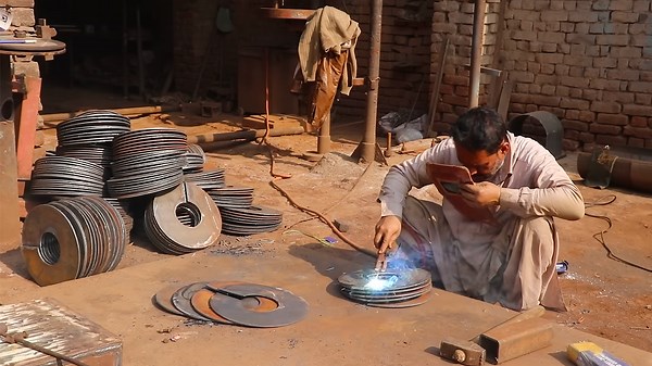 How Screw Conveyors Are Handcrafted Using Indigenous Techniques?