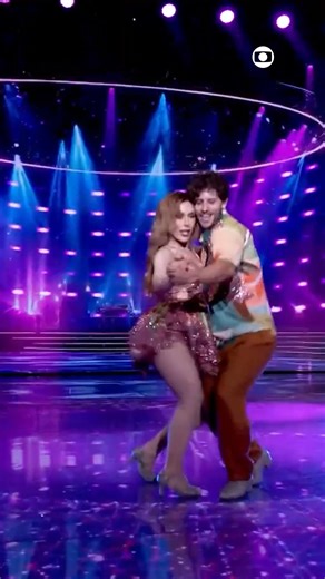 TV Globo on Instagram: "O palco pegou fogo! 🔥 Manu Bahtidão e Heron Leal encantaram dançando “Cobertor” 🎶 #DançaDosFamosos #Domingão"