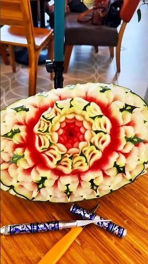 Khắc chạm hoa trên quả dưa hấu