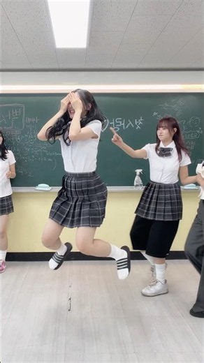 How to embarrass your friend during a dance challenge 😂