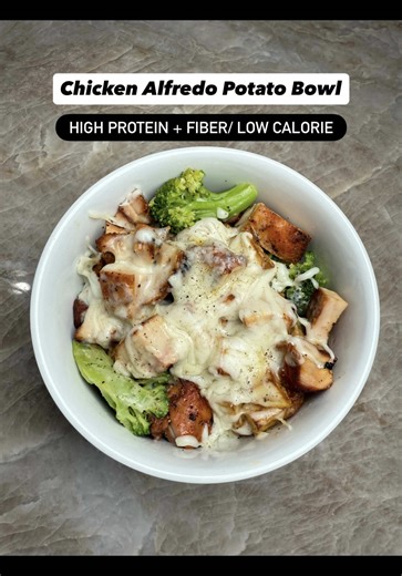 Welcome to part 1 of my meal prep series where I'm showing you how I make my high protein fiber bowls using my bowl builder method! Make sure to follow for more recipes weekly. Chicken Alfredo Potato Bowl 4-5oz cooked chicken (I used 4oz cooked chicken thighs- you can use breast, tenderloin, even frozen tenders) 2 cups (170g) frozen broccoli 113g baby gold potatoes 1/4 cup (60g) Classico Alfredo sauce 1/4 cup (28g) part skim mozzarella cheese Remember, if you're using cooked chicken like I do, m