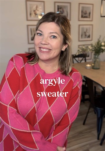 Love this argyle knot sweater! The colors are so bright and you can definitely style this for Valentine’s or Christmas! #midsizefashion #ootd #sweater #sweaterweather